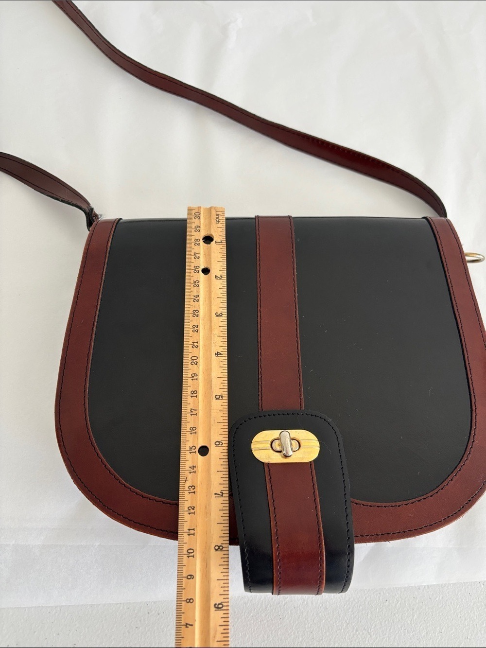 Stunning vintage vegan leather crossbody bag purse turn lock black brown pocket - Picture 15 of 15